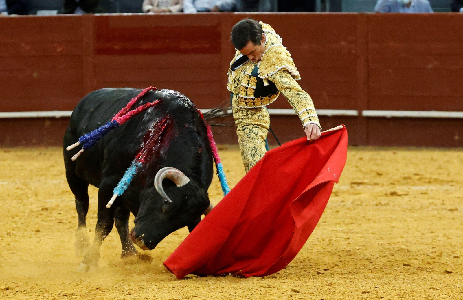 Juan Ortega toreando con el capote en Vistalegre.