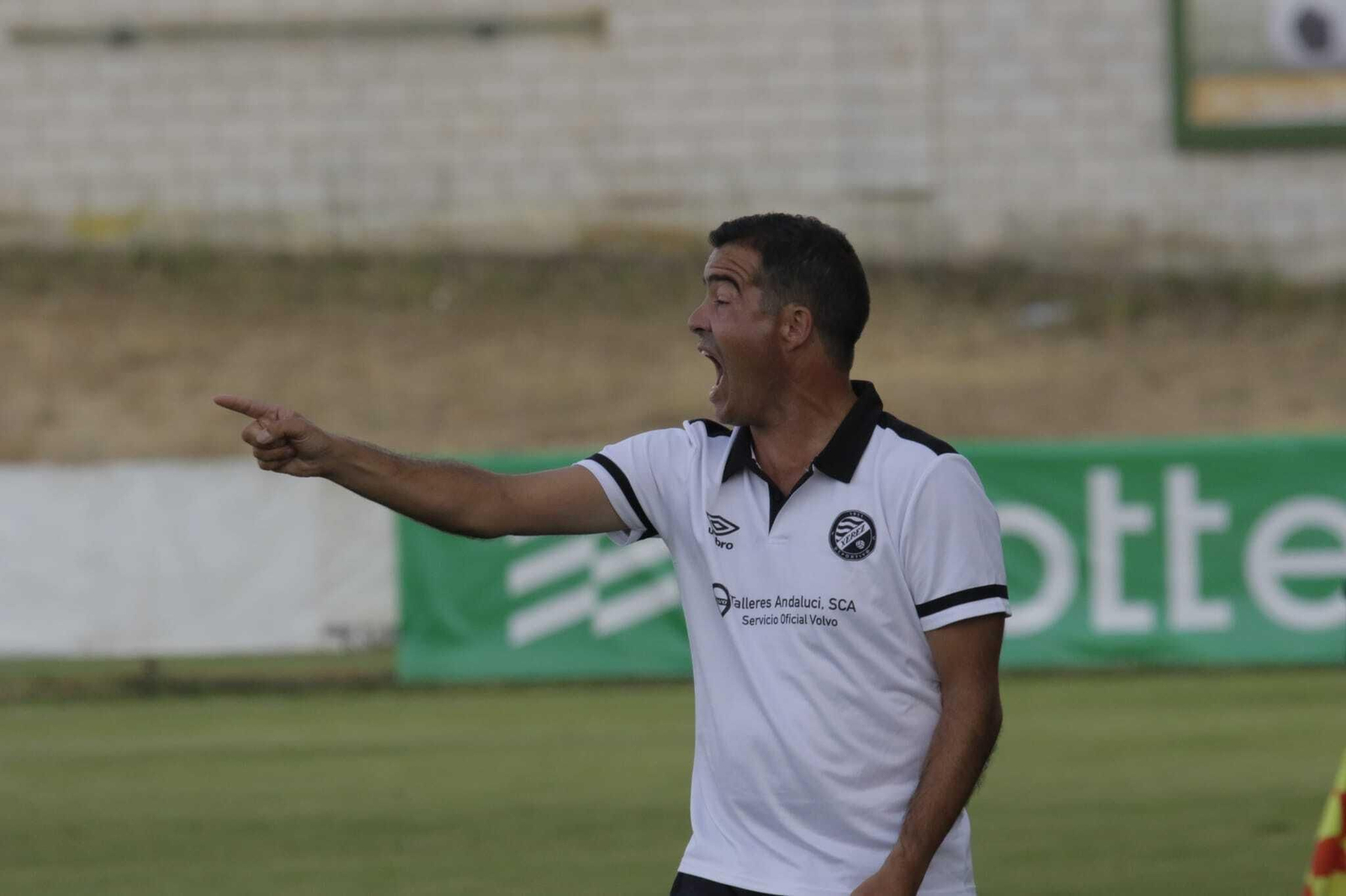 Pérez Herrera, técnico azulino, grita en la banda del Príncipe Felipe.