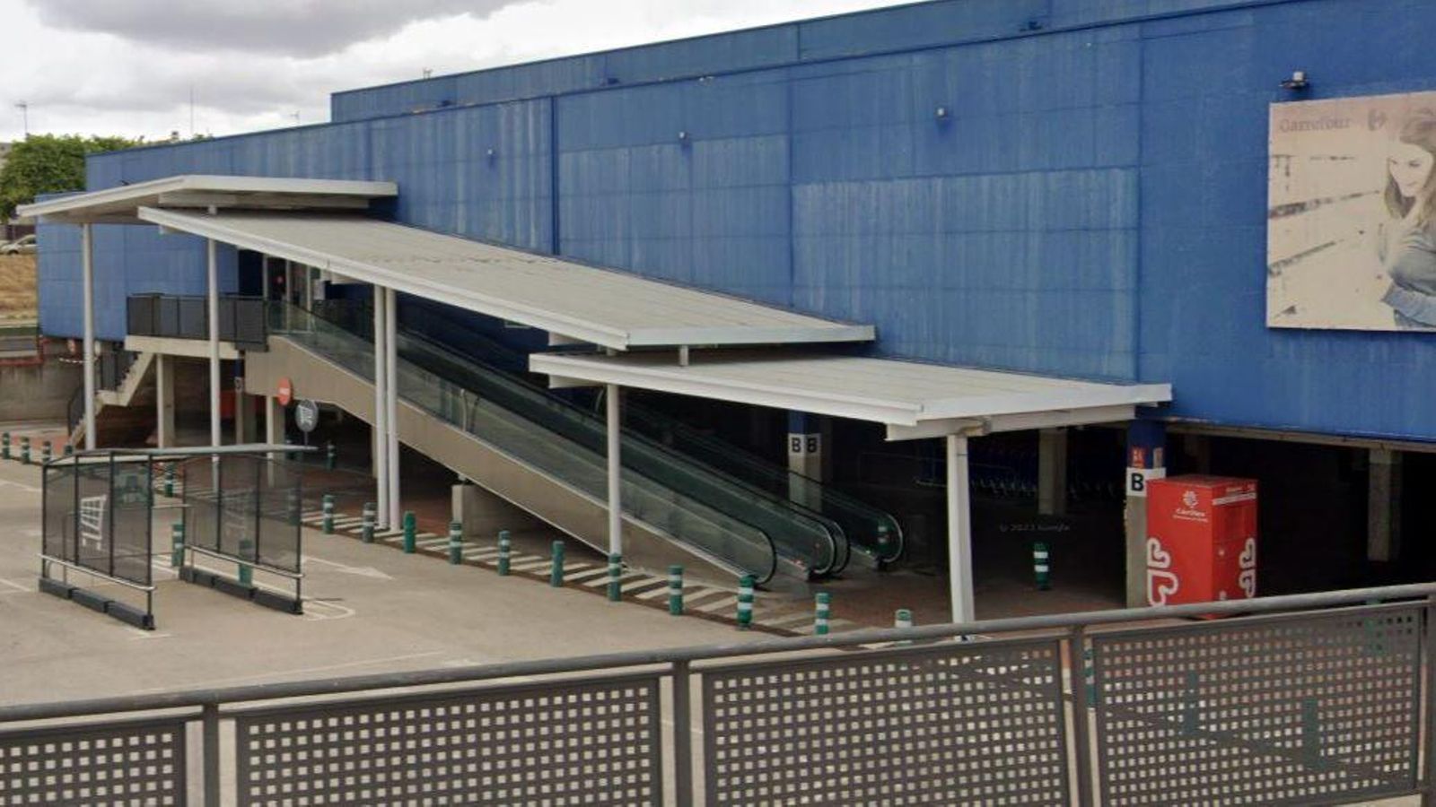 La escalera mecánica donde se produjo la primera violación.