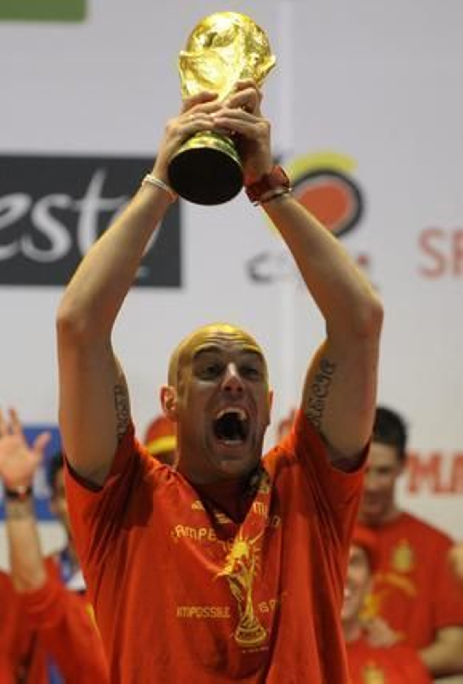 Reina levantando la Copa del mundo. / AFP