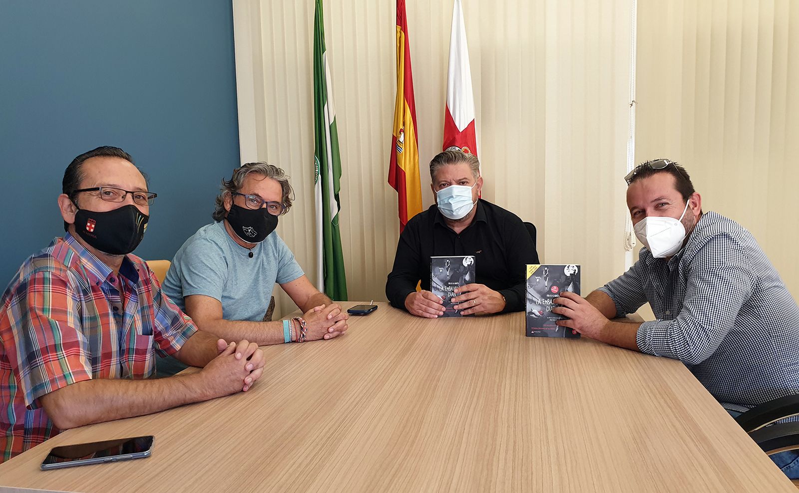 Diego Cruz recibiendo al escritor almeriense Fran García.