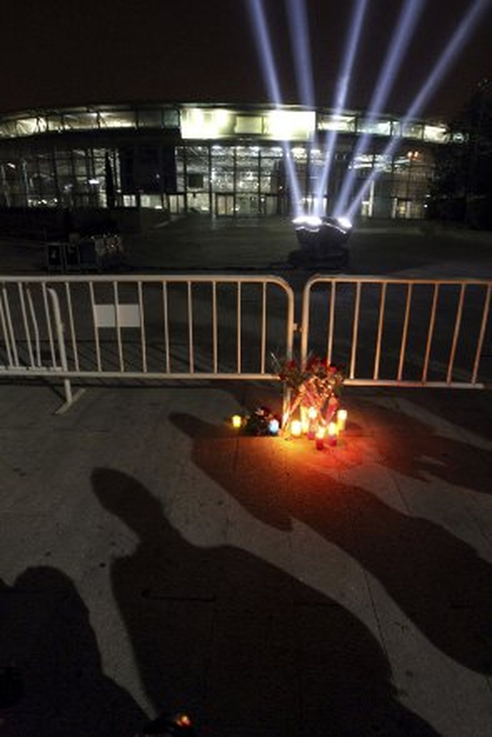Flores, velas y poemas en el primer aniversario de la tragedia del Madrid Arena