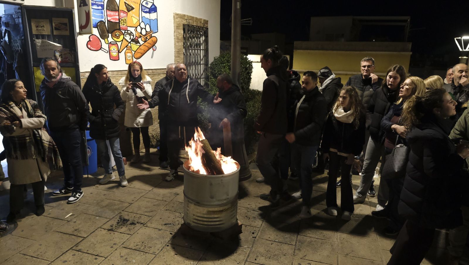 Las Hogueras de San Antón del casco histórico de Almería, en imágenes