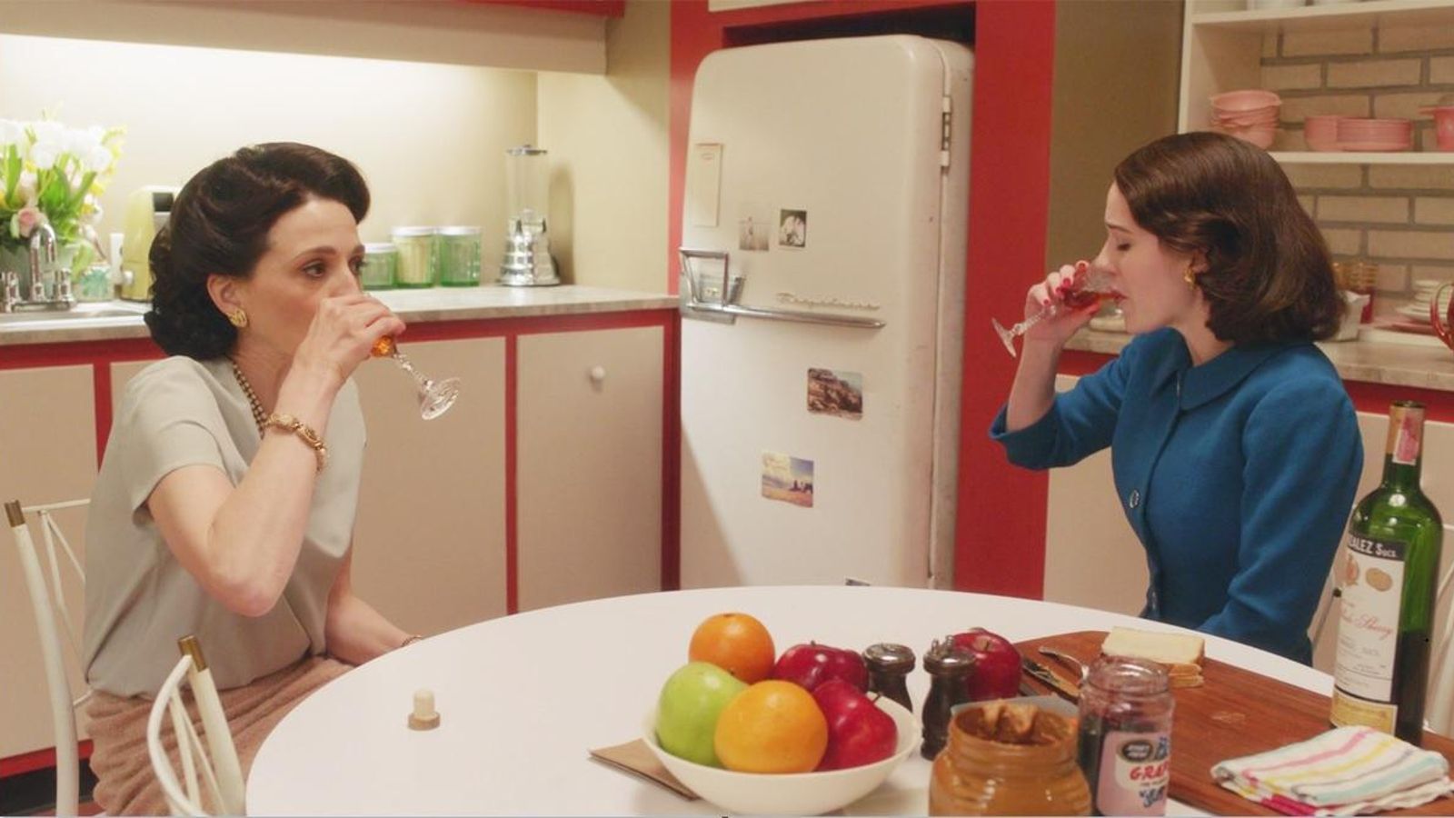 Madre e hija disfrutan de un amontillado en la serie televisiva americana 'La maravillosa señora Maisel'.