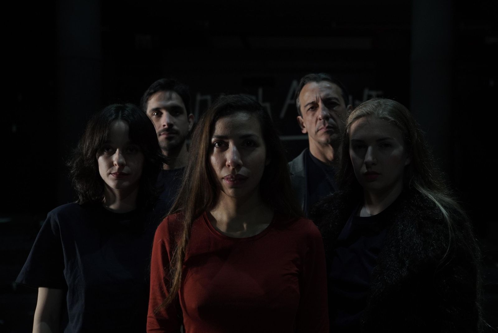 El reparto de ‘Hannah Arendt en tiempos de oscuridad’, con Karina Garantivá en primer término, al completo.