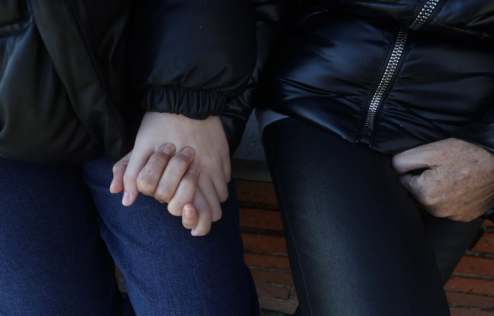 Manos entrelazadas de la menor denunciante y su madre. Manos entrelazadas de la menor denunciante y su madre.