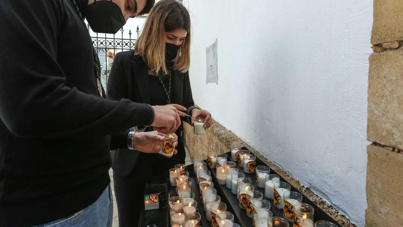 Fueron muchos los que donaron velas y flores al Santo Cristo.