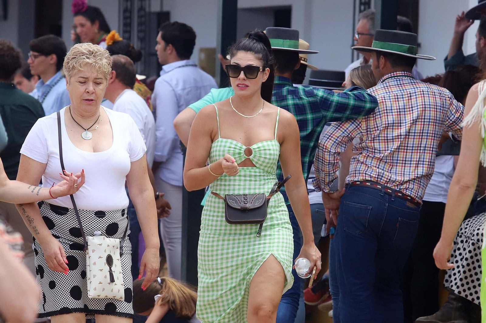 Imágenes del ambiente El Rocío y en Casas de Hermandades