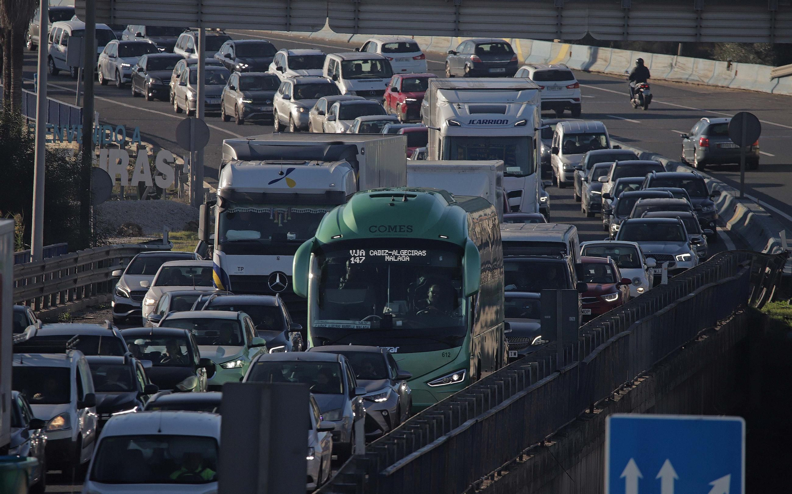 Fotos del camión volcado en la A7 en Los Barrios