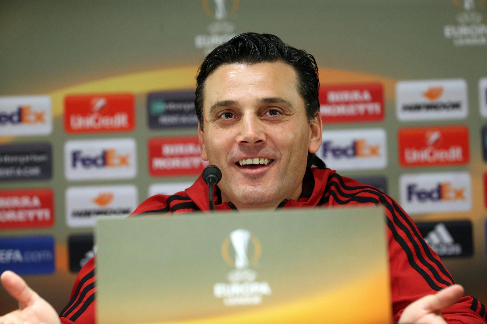 Montella en sala de prensa