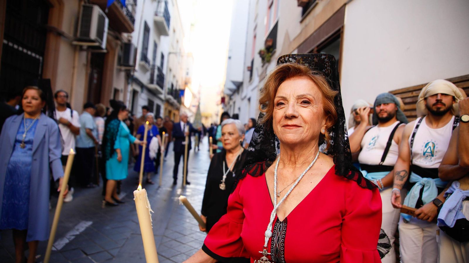 Vea la salida de la Hermandad de Los Ángeles de la Catedral de Almería