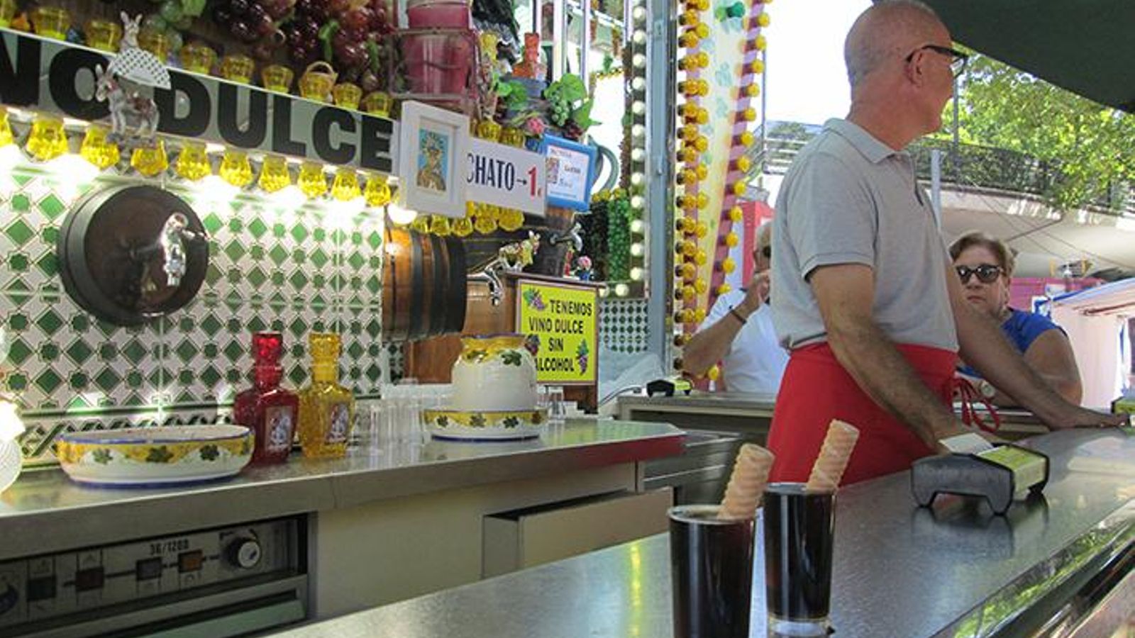 A lo largo del Recinto Ferial encontrarás muchos puestos con este tipo de vino.