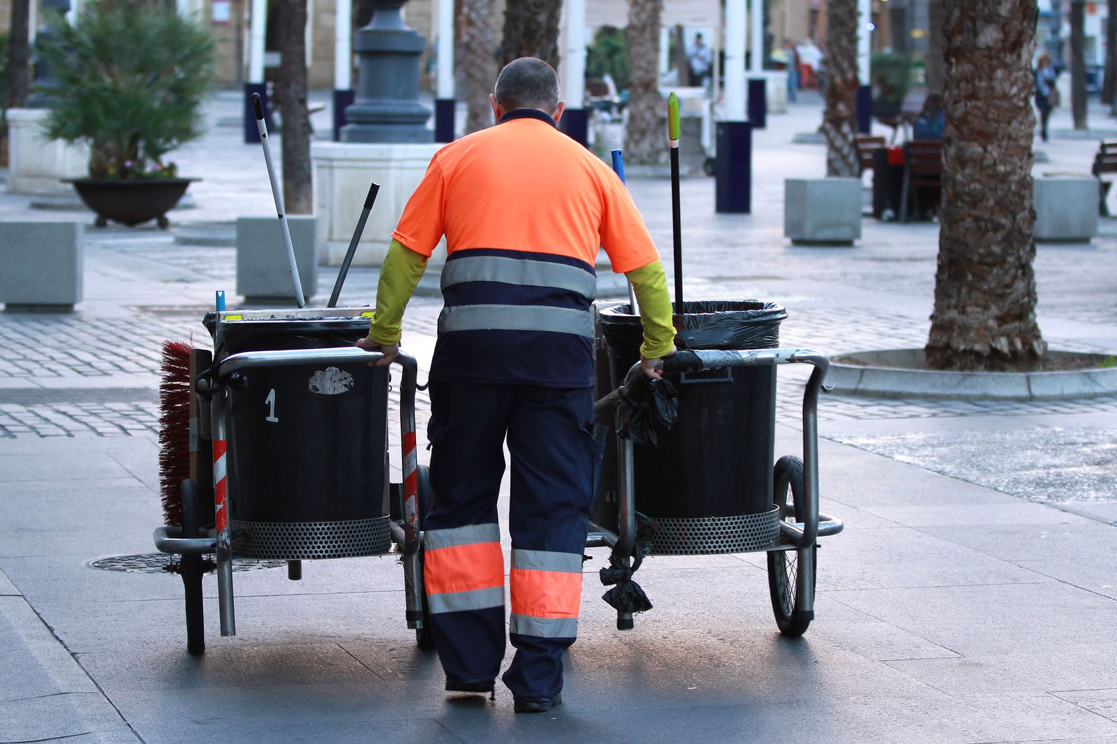 Un operario del servicio de limpieza de Cádiz trabajando en la plaza de San Juan de Dios.
