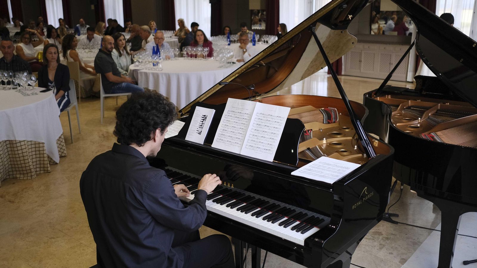 Dos pianistas fueron los encargados de interpretar las piezas que acompañaron a los vinos.