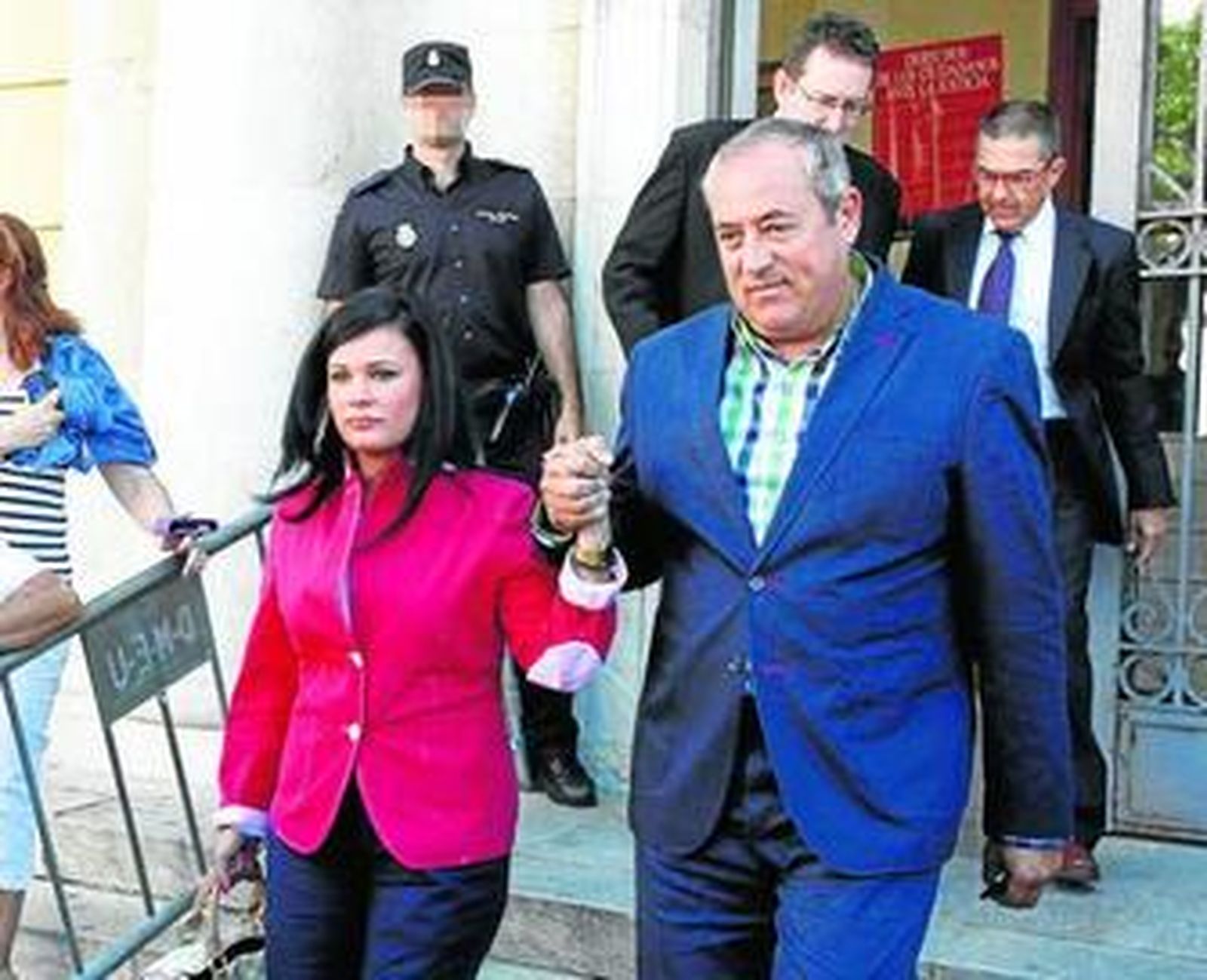 Carretero sale de la Audiencia Provincial con su pareja, tras la última sesión del juicio por la Operación Karlos.