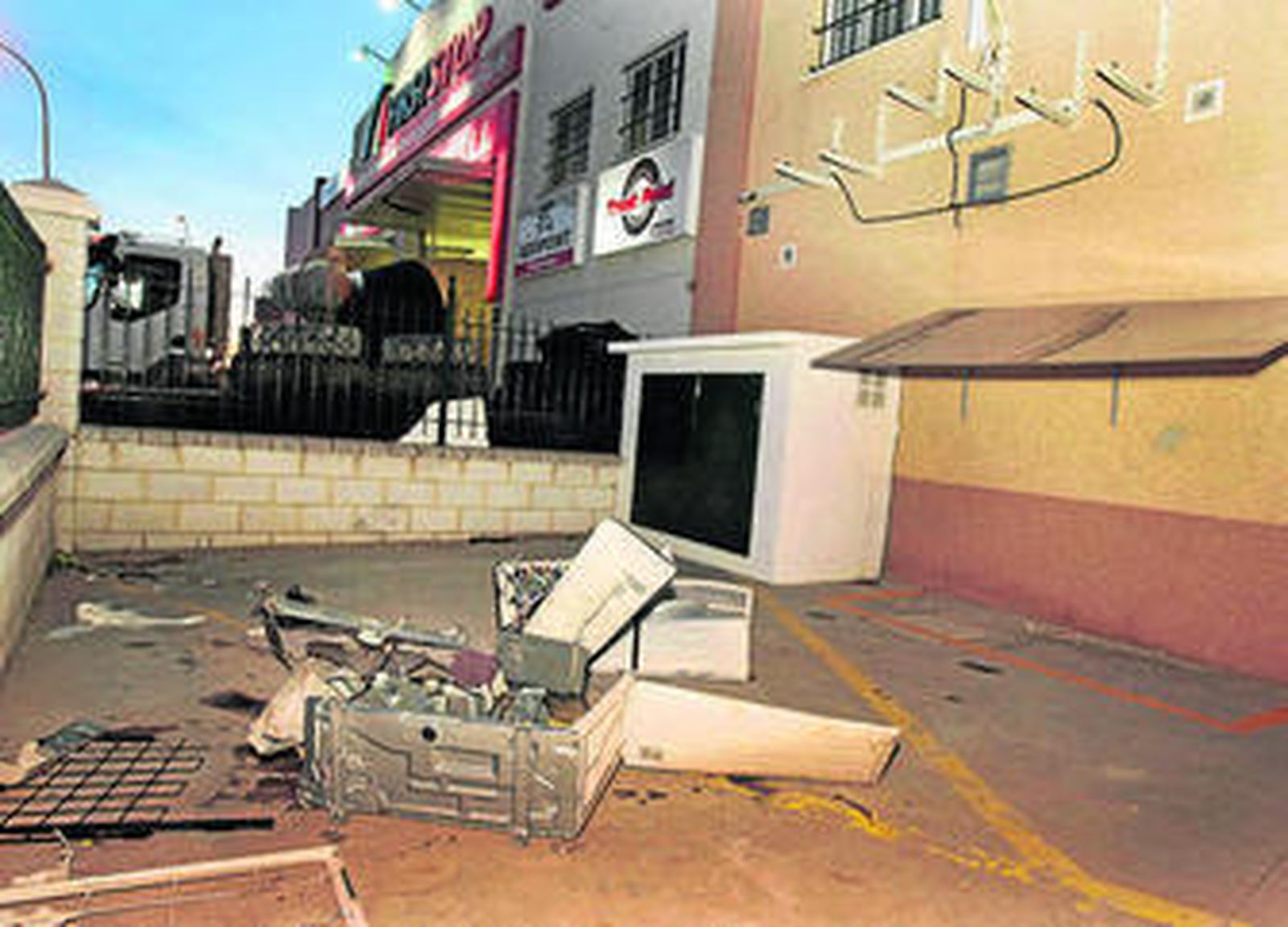 Un aparato, destrozado en el suelo al desplomarse mientras lo desmontaban.