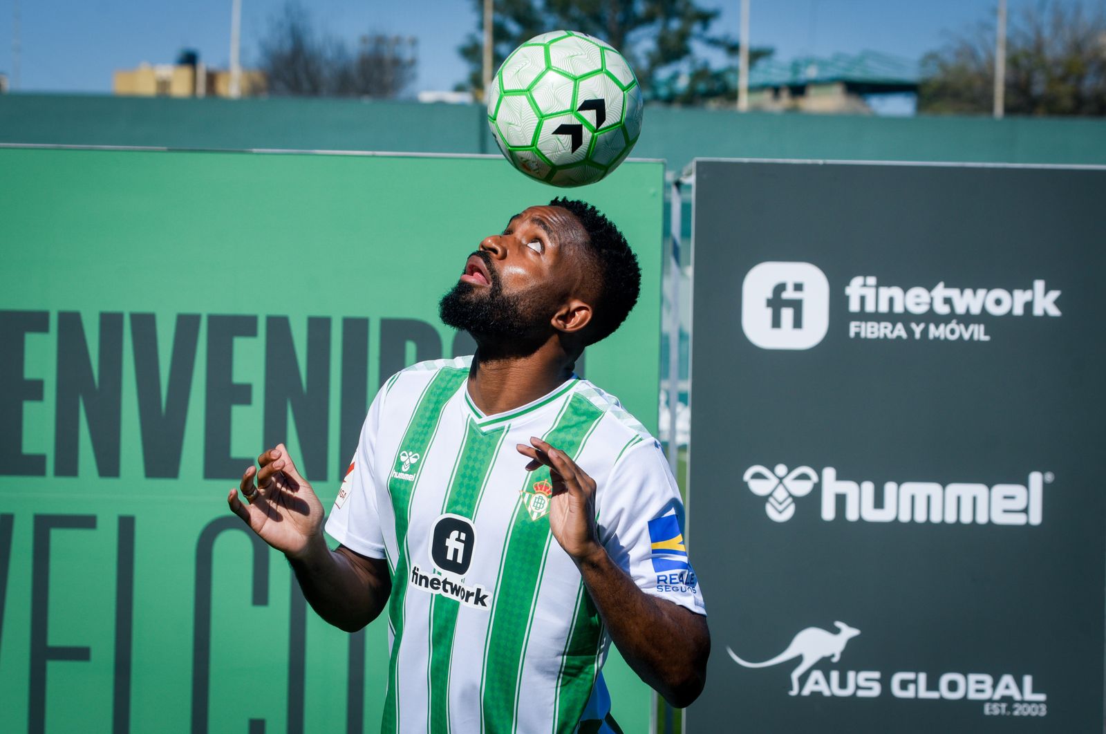 La presentación de Cédric Bakambu, en imágenes