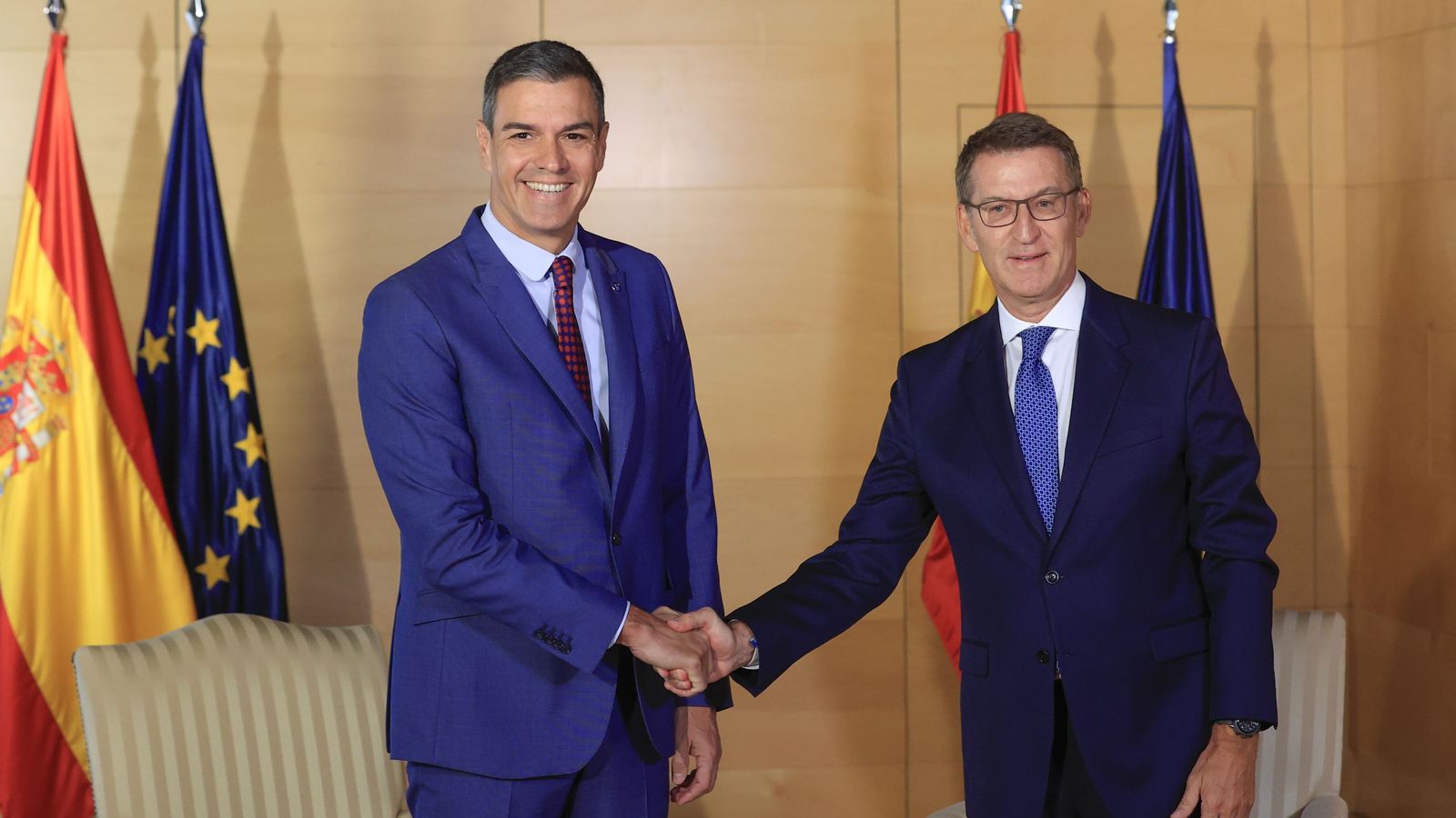 Apretón de manos entre Sánchez y Feijóo