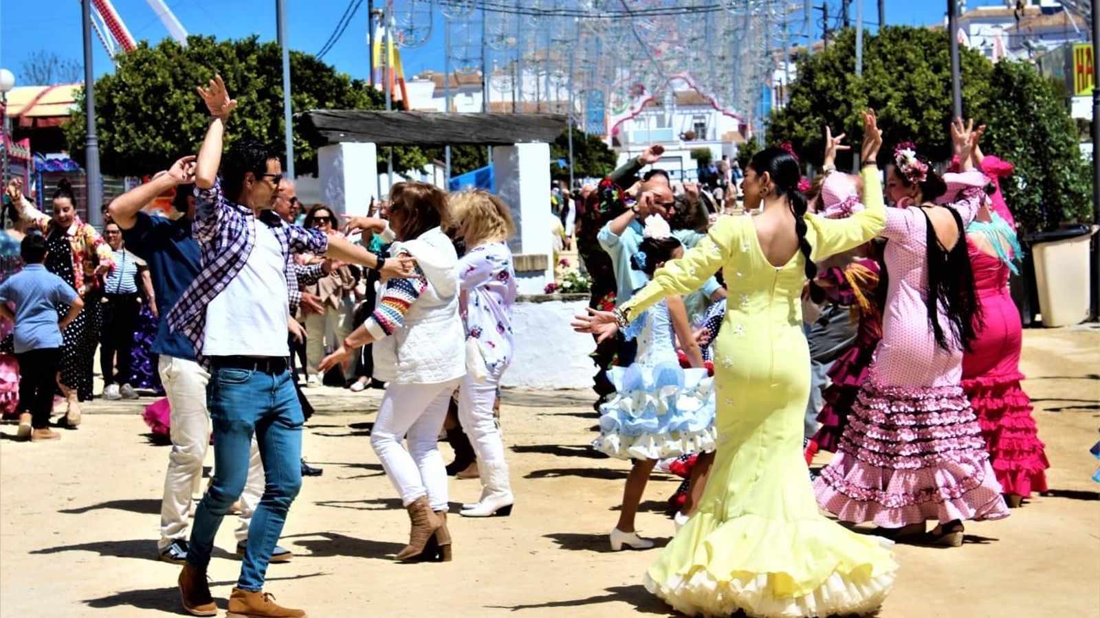 Un grupo de personas bailando sevillanas en la Feria de Vejer