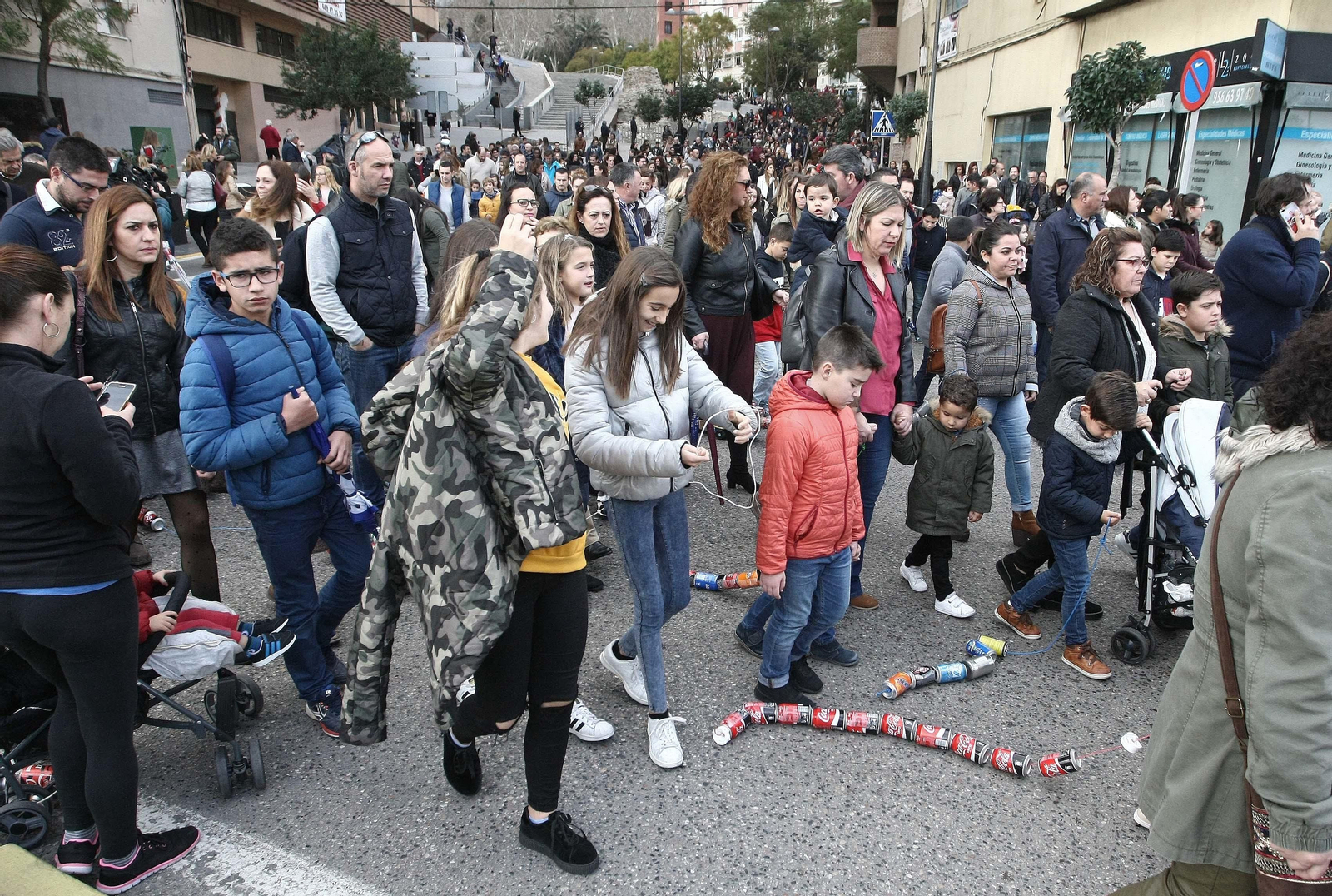 El tradicional arrastre de latas en Algeciras
