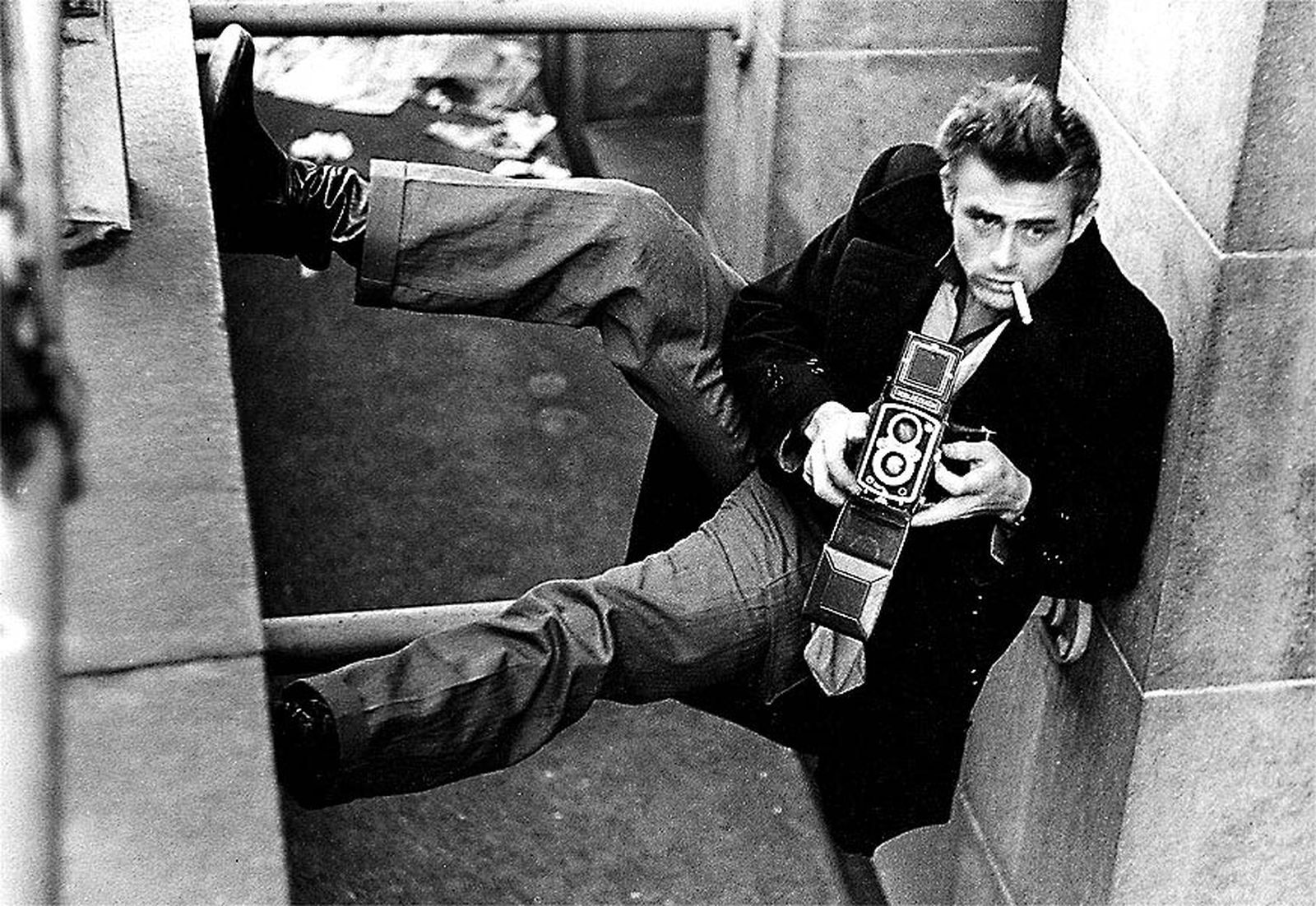 Retrato del actor estadounidense James Dean realizado por el fotógrafo Roy Schatt.