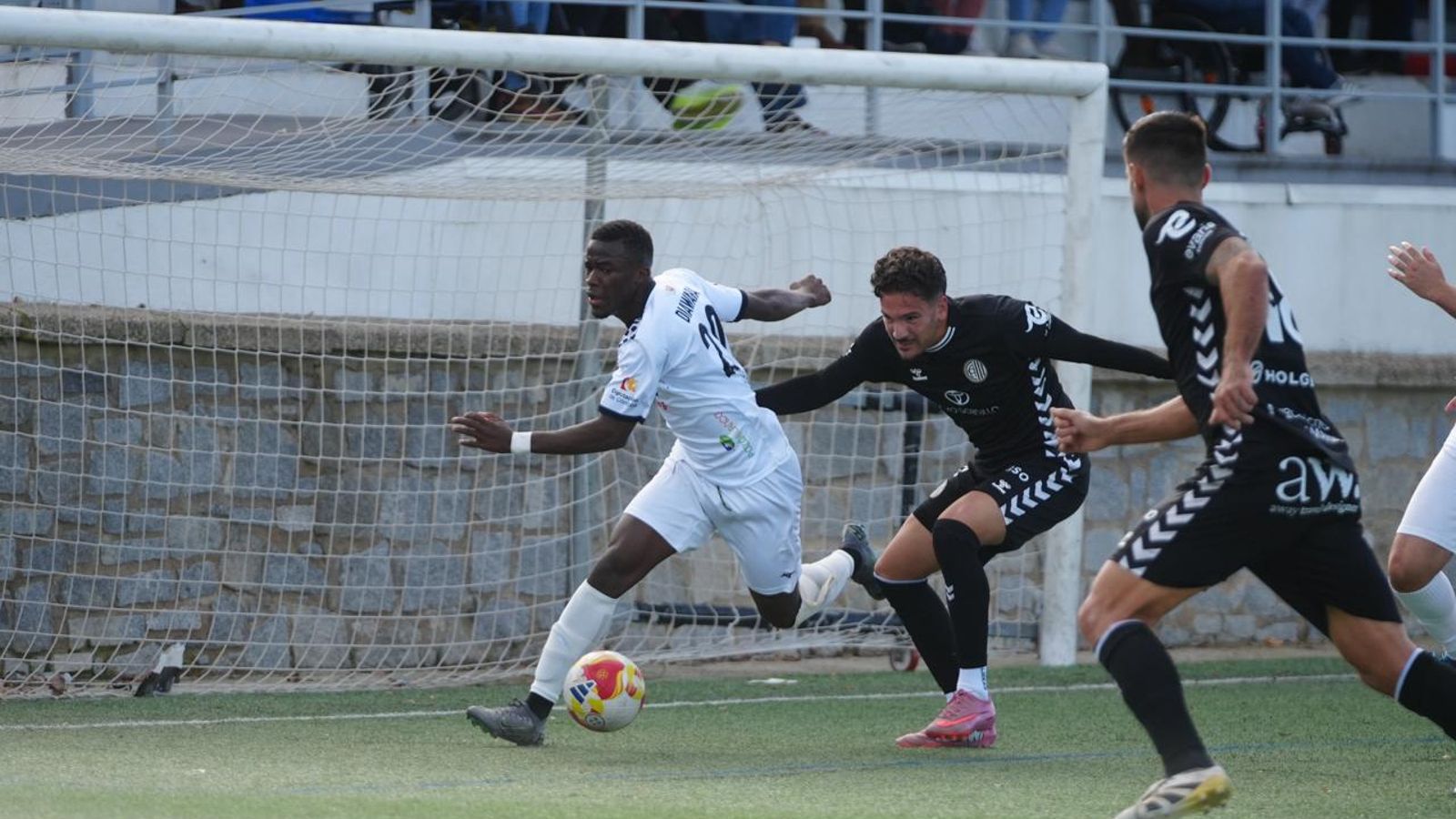 Diawara (Pozoblanco) es presionado por un rival del Atlético Central.