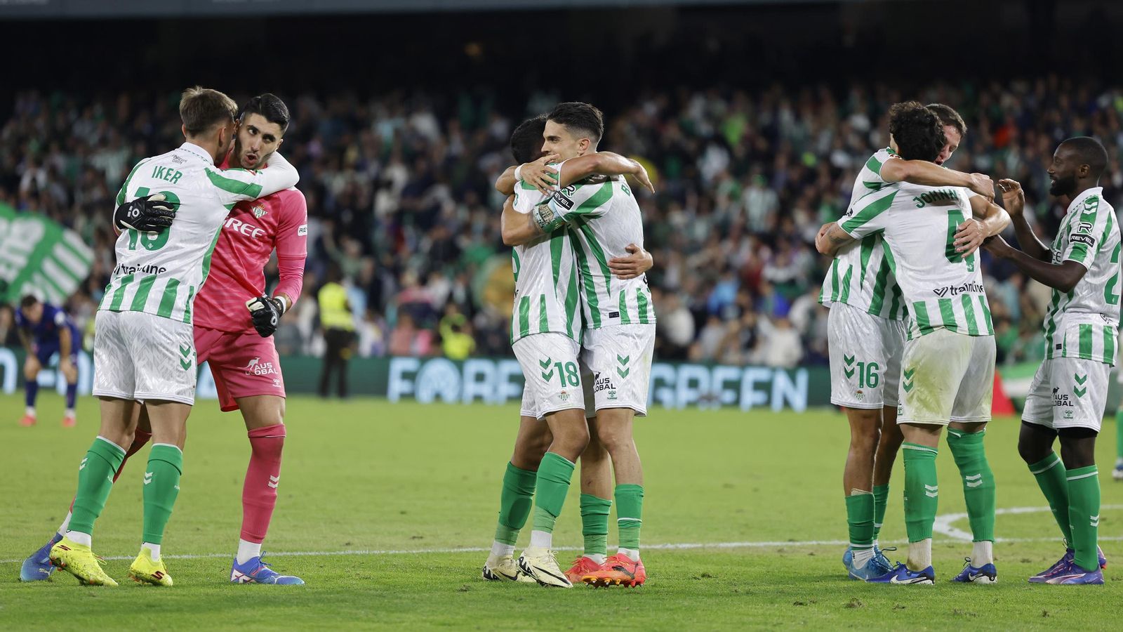 Los jugadores del Betis celebran el triunfo conseguido ante el Atlético de Madrid.
