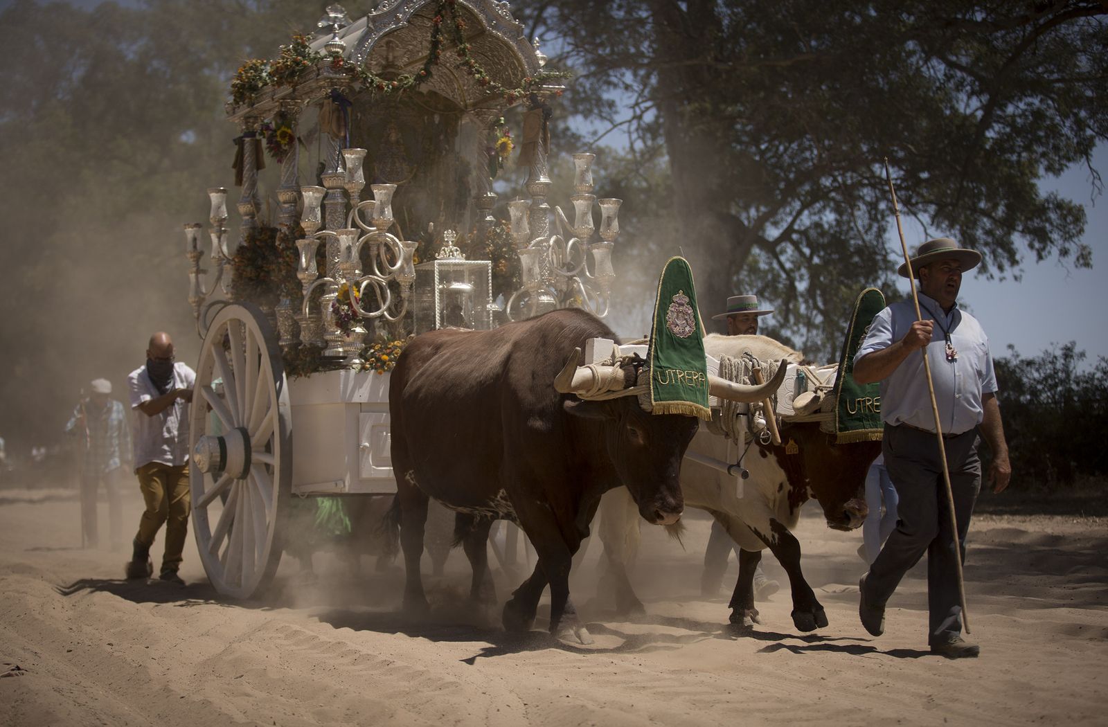 El paso de hermandades del Rocío por la Raya Real