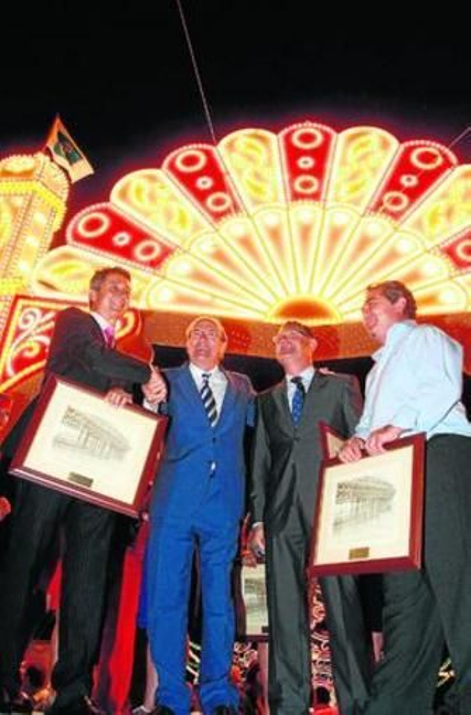 El alcalde obsequió a los invitados de honor, ayer en el acto de inauguración.