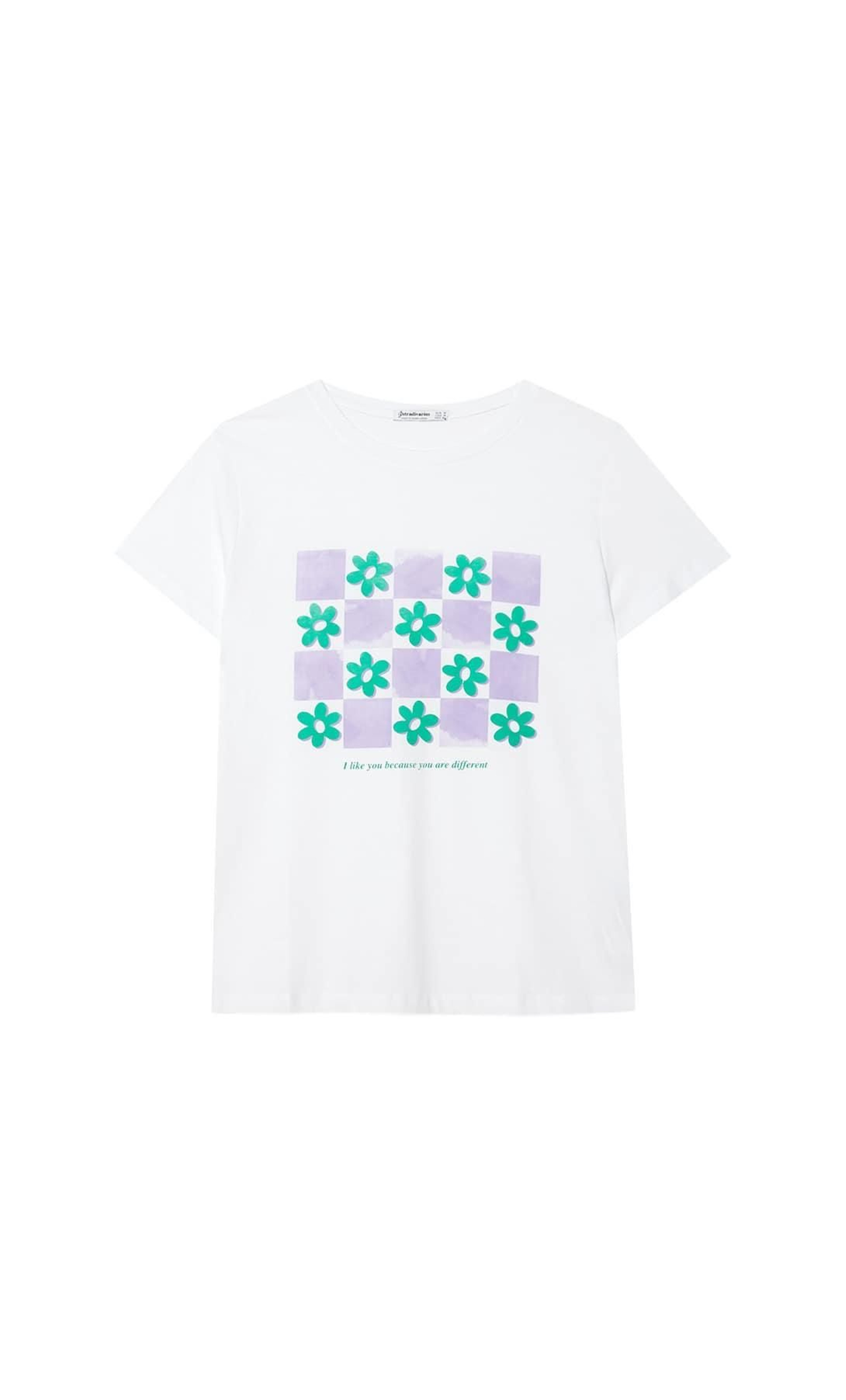 Camiseta con estampado de margaritas de Stradivarius.