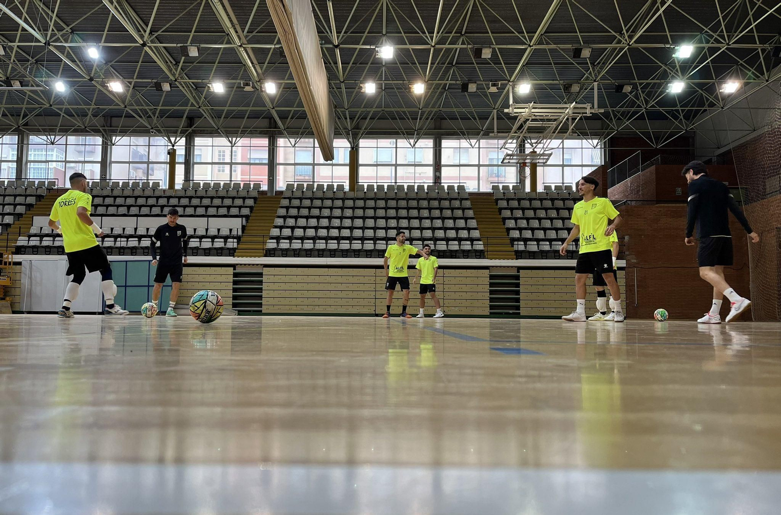Jugadores de la plantilla entrenando.