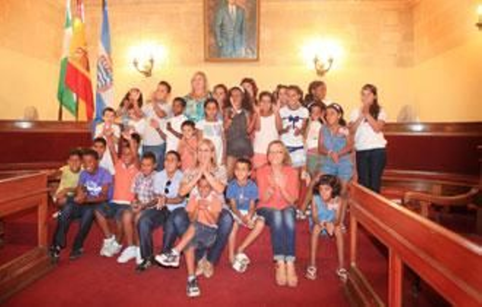 La alcaldesa, abajo, y la presidenta de 'Amiraui', arriba, posaban ayer con algunos de los niños. Foto: Vanesa Lobo La alcaldesa, abajo, y la presidenta de 'Amiraui', arriba, posaban ayer con algunos de los niños. Foto: Vanesa Lobo