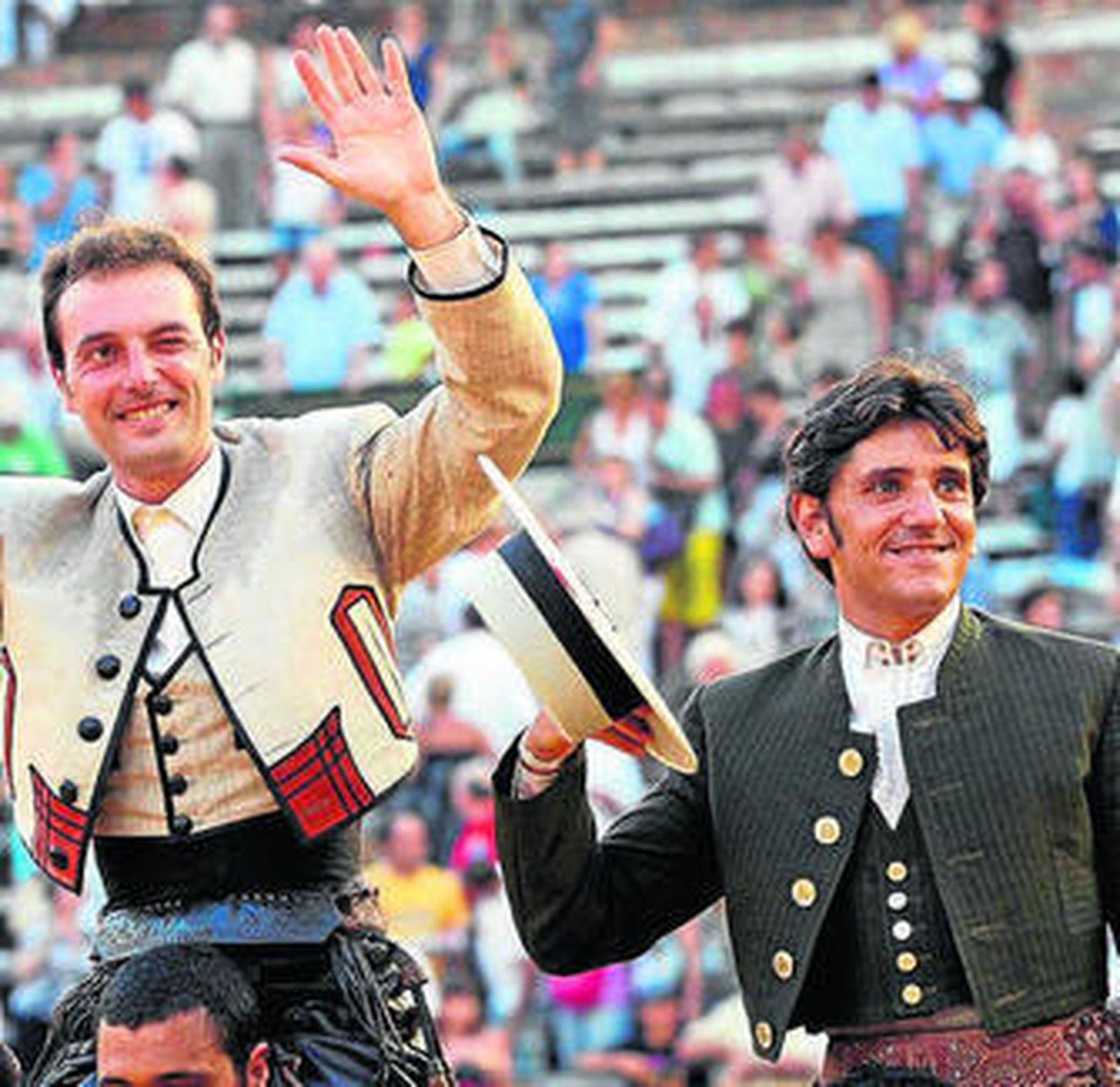 Cartagena y Ventura, en su salida en hombros en Valencia.