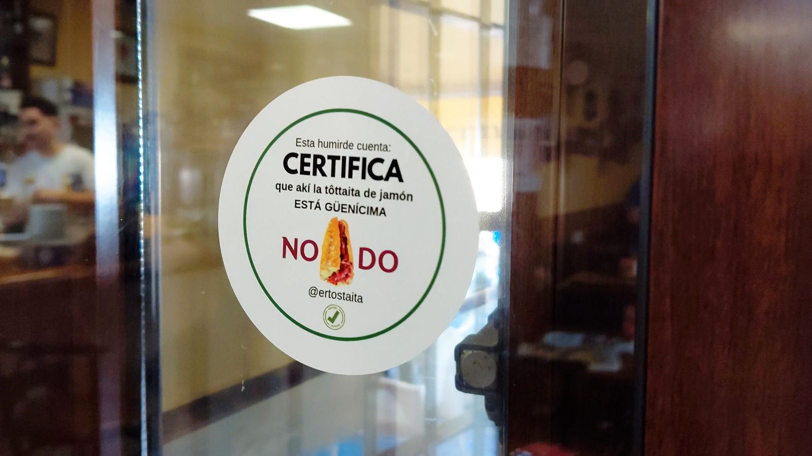 La pegatina ya ha sido colocada en Hermanos Costaleros como reconocimiento a su buena tostaíta de jamón