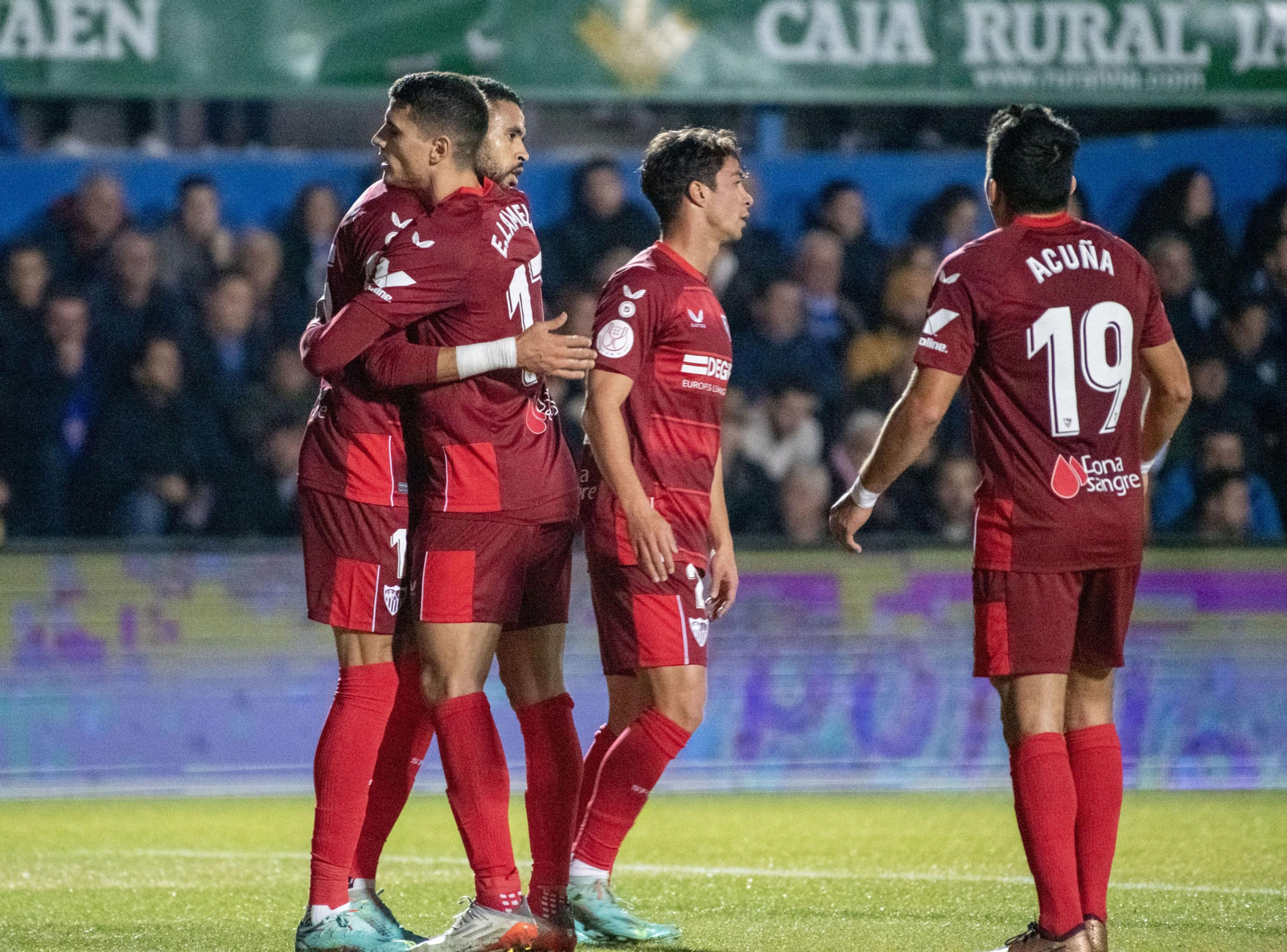 En-Nesyri se abraza con Lamela ante Acuña y Óliver Torres.