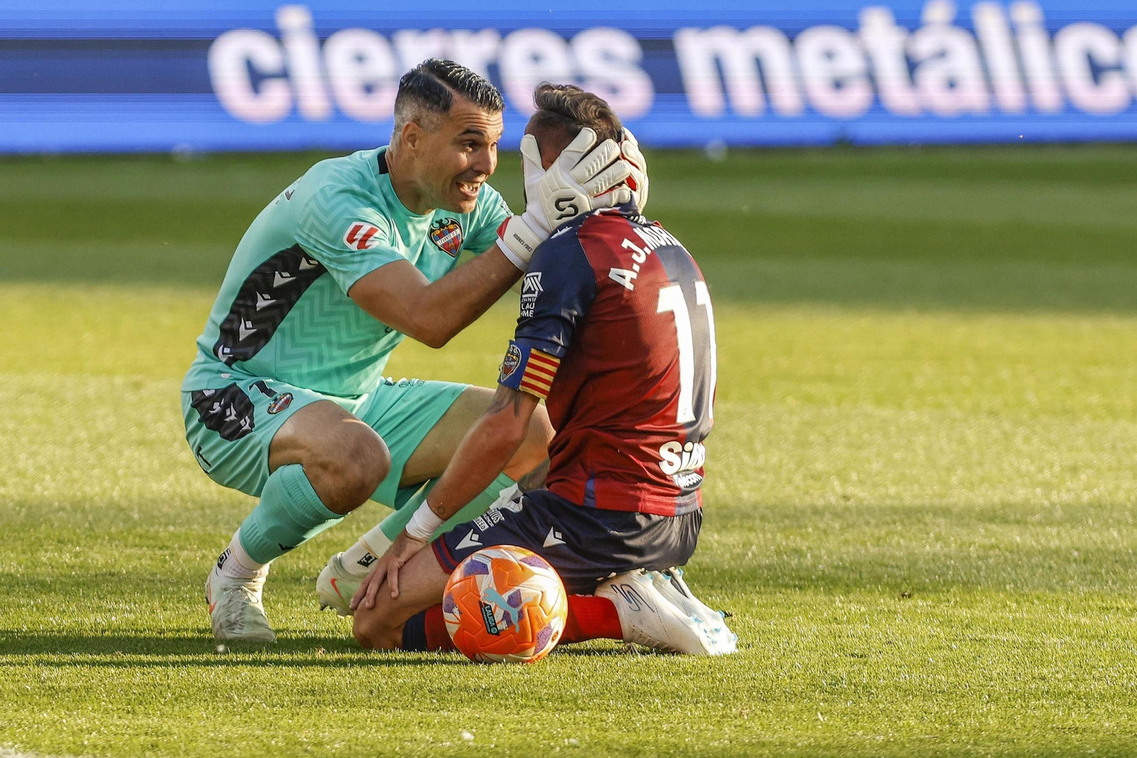Andrés Fernández celebra con Morales el ascenso del Levante a Primera