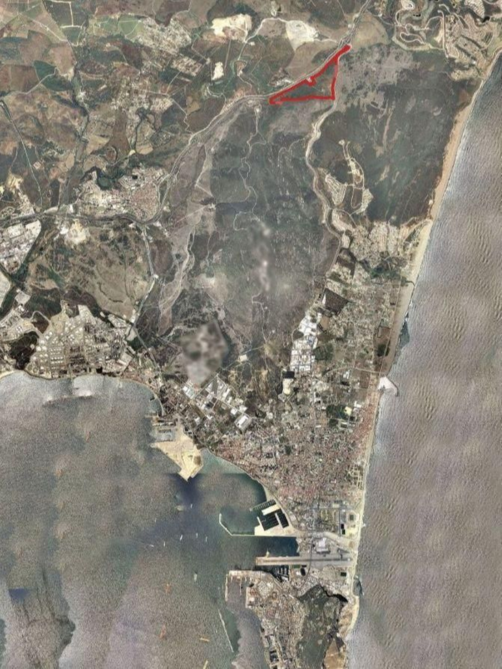 En un triángiulo rojo, la finca Los Puertos, en San Roque, entre la A-7 y la A-383.