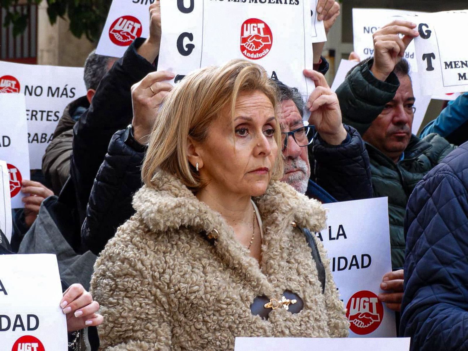Fotografías del minuto de silencio en UGT por la muerte de un trabajador