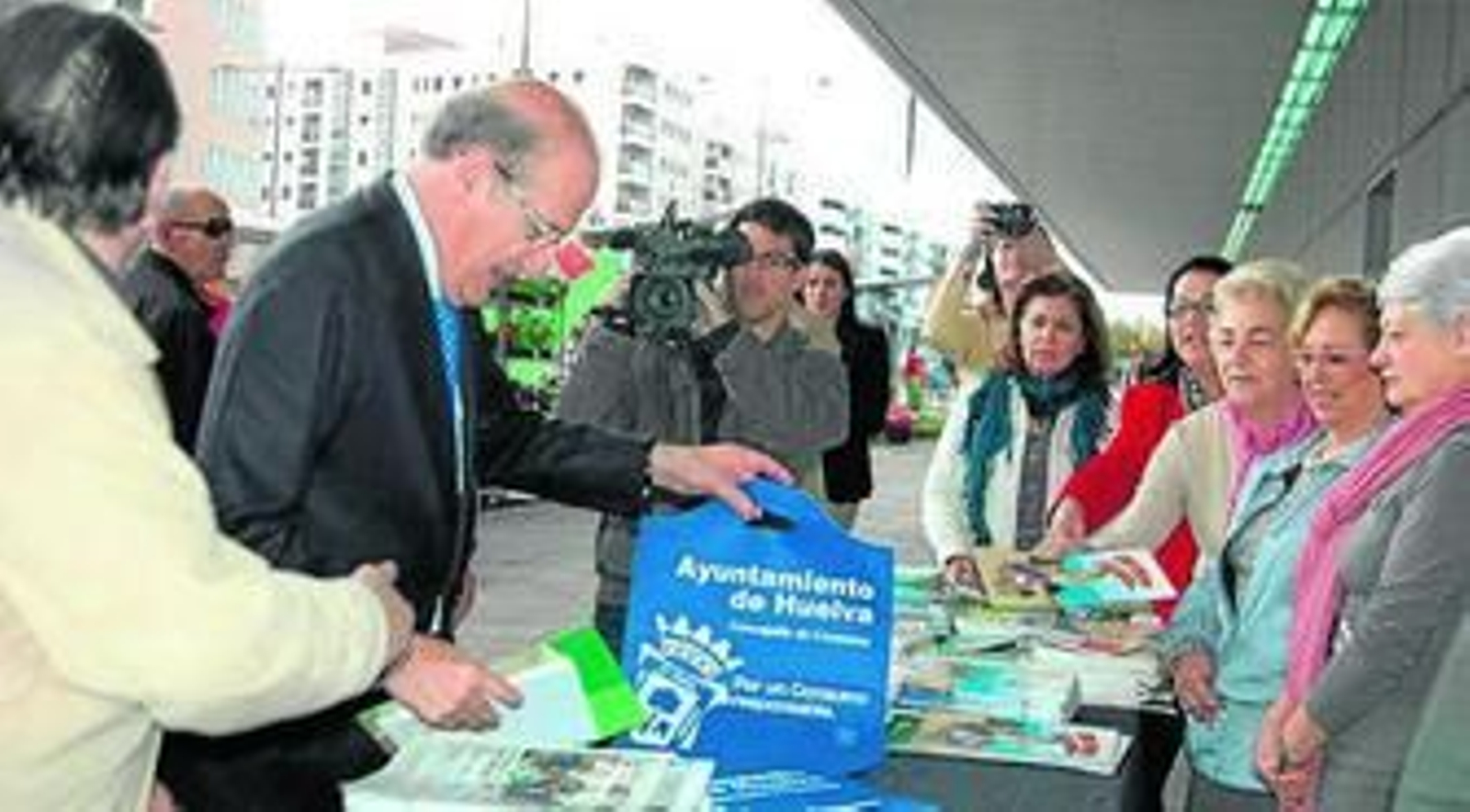 El alcalde Pedro Rodríguez visitó la mesa del mercado del Carmen.