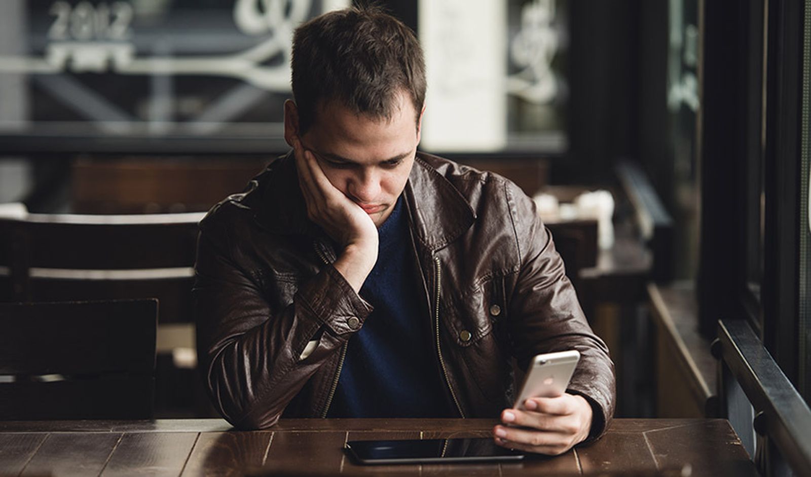 Joven atento a su teléfono móvil.