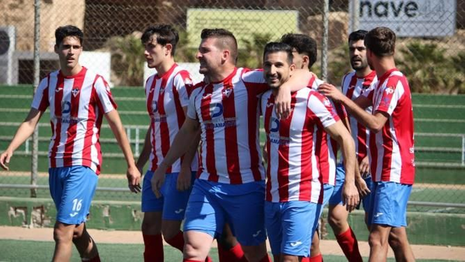 Campanas y Carralero se abrazan en el último duelo liguero de los almerienses.