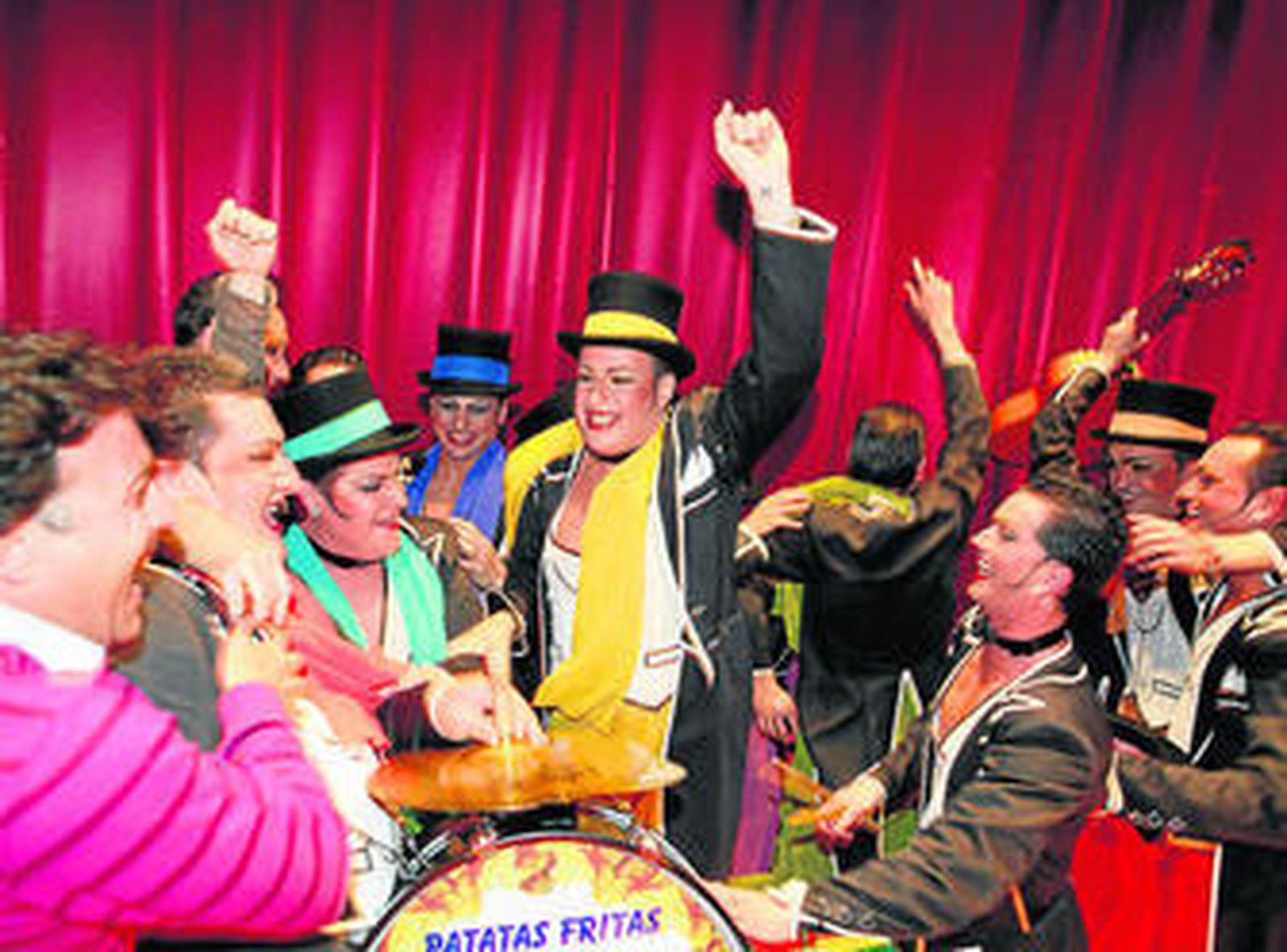 Comparsistas de 'Juana la Loca', de Tino Tovar, celebrando su primer premio de comparsas.