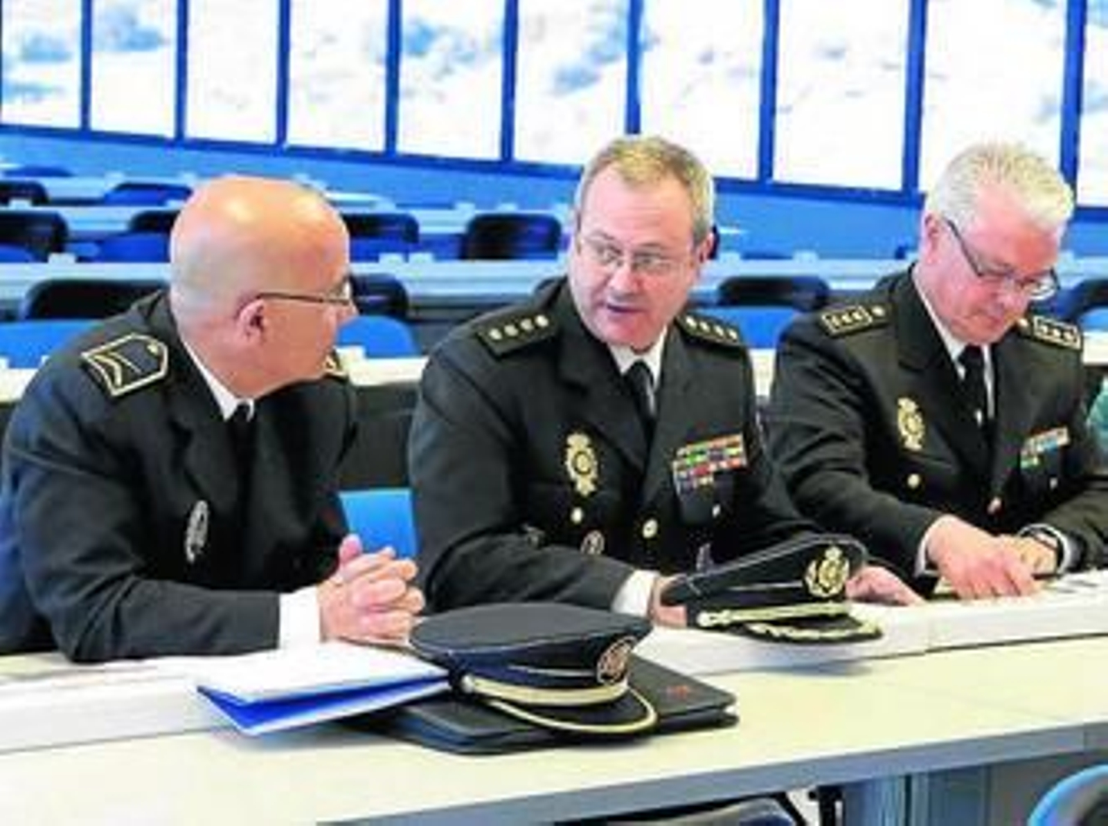 Andrés Garrido, en el centro, durante la Junta Local de Seguridad de ayer.