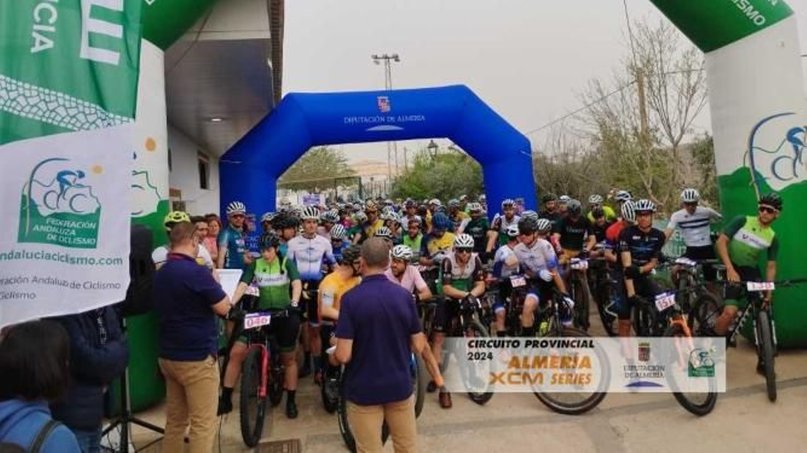 Los participantes de la IX Media Maratón BTT Camino Natural Vía Verde.