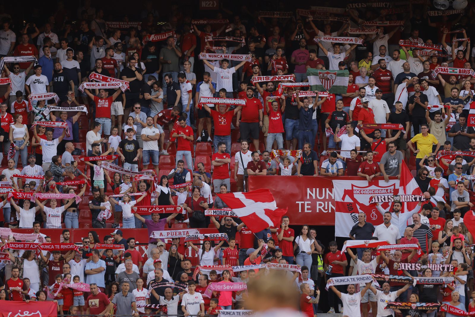 Búscate en las fotos del Sevilla-Almería