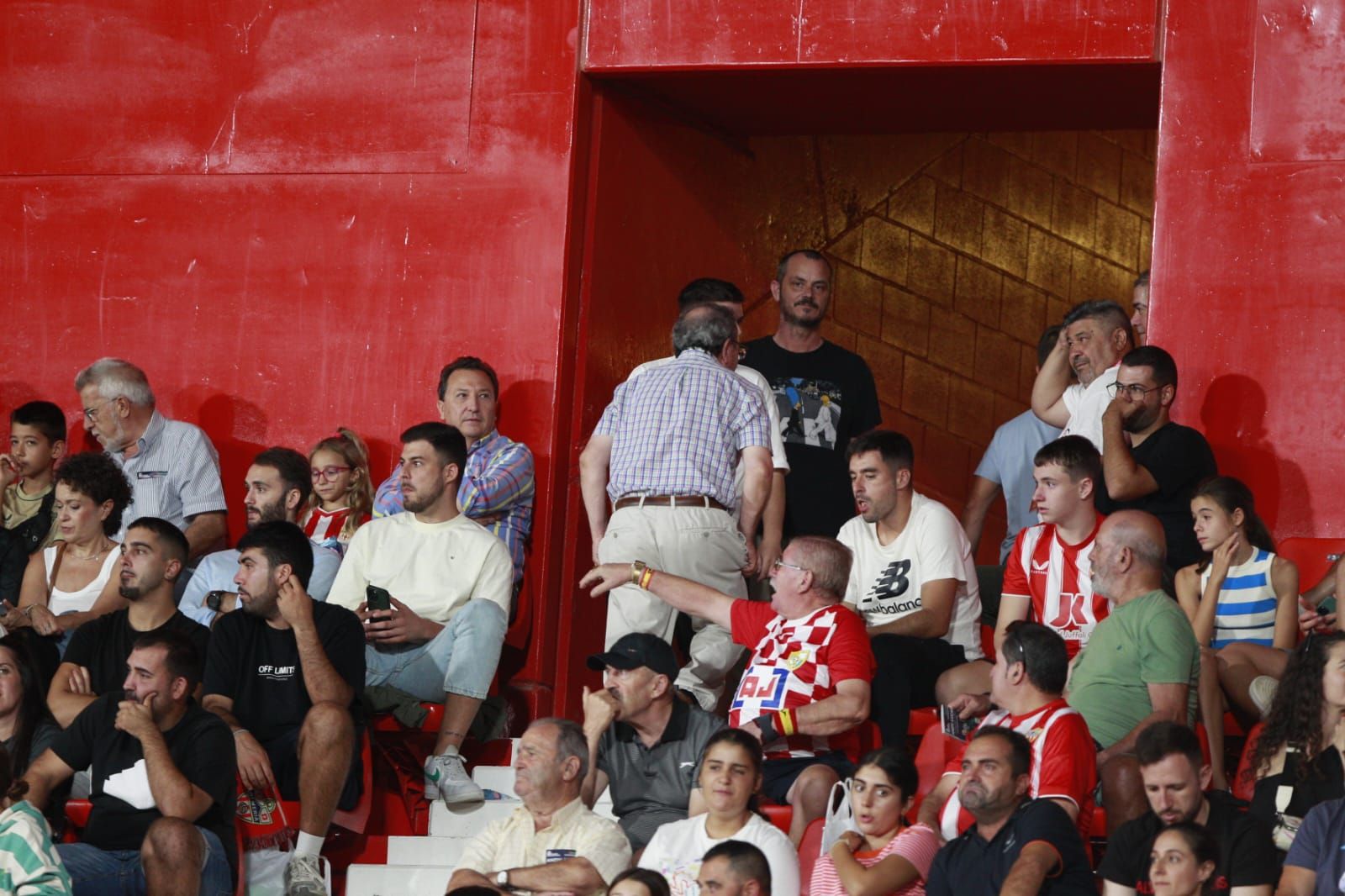 Buena parte de la afición rojiblanca, decepcionada y desencantada, abondonó el estadio antes del final del duelo ante el Castellón
