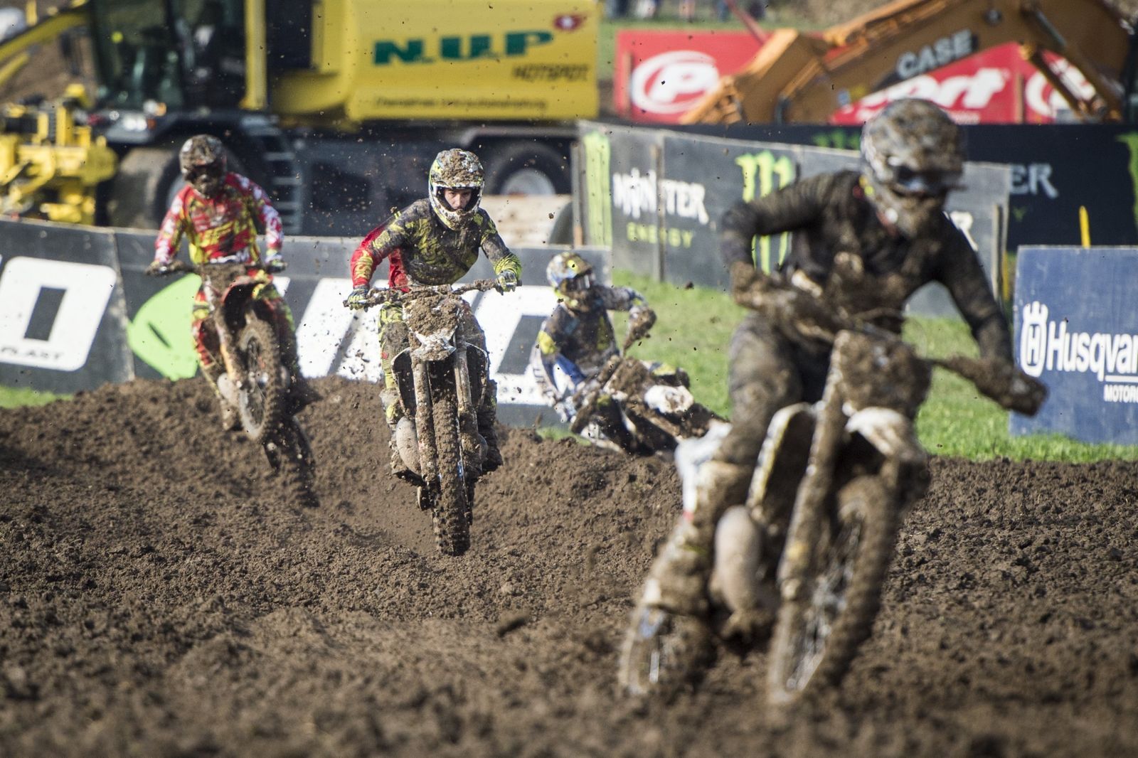 Acrobacias y saltos sobre el barro