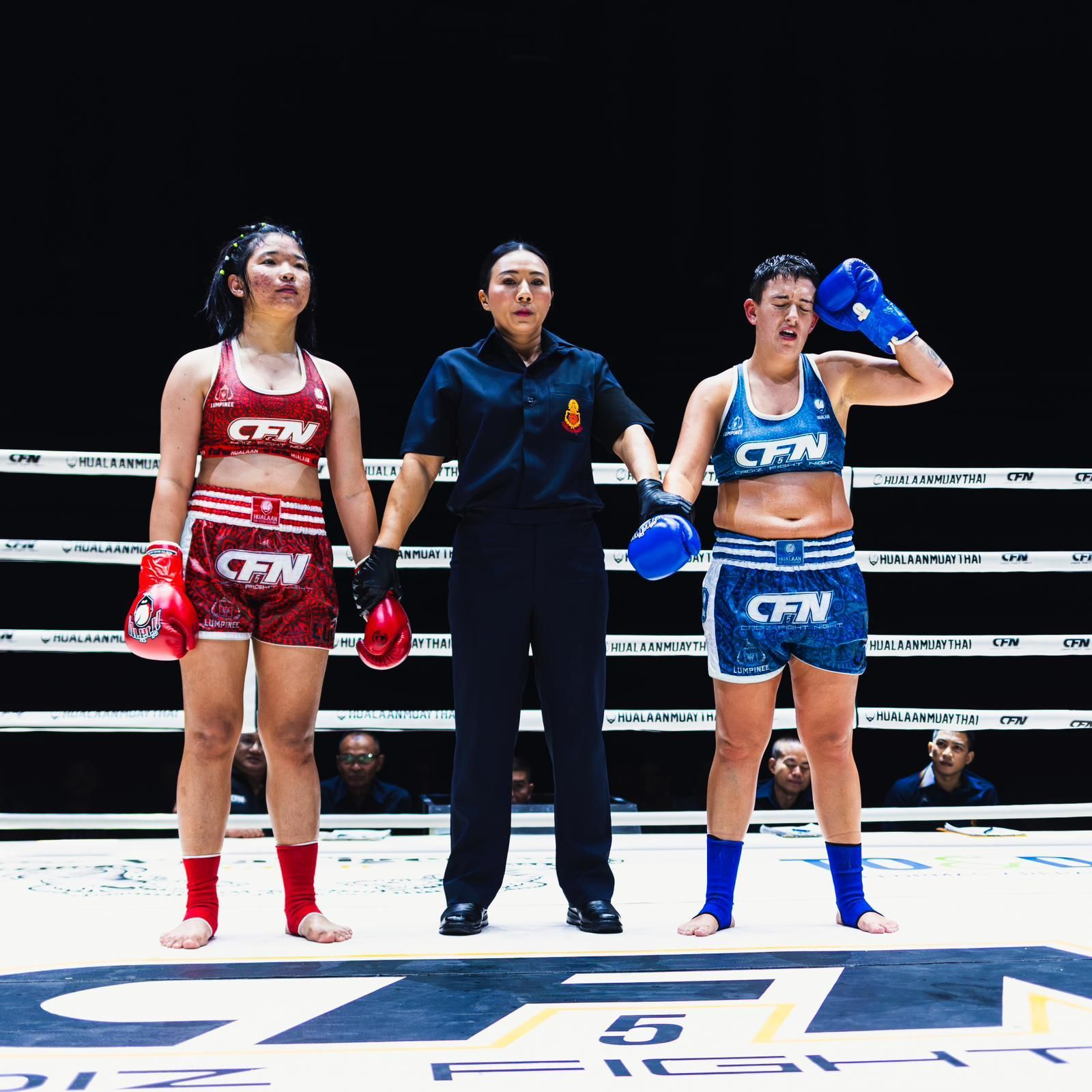 Adriana Martínez (d) tras su exitoso combate en Bangkok.