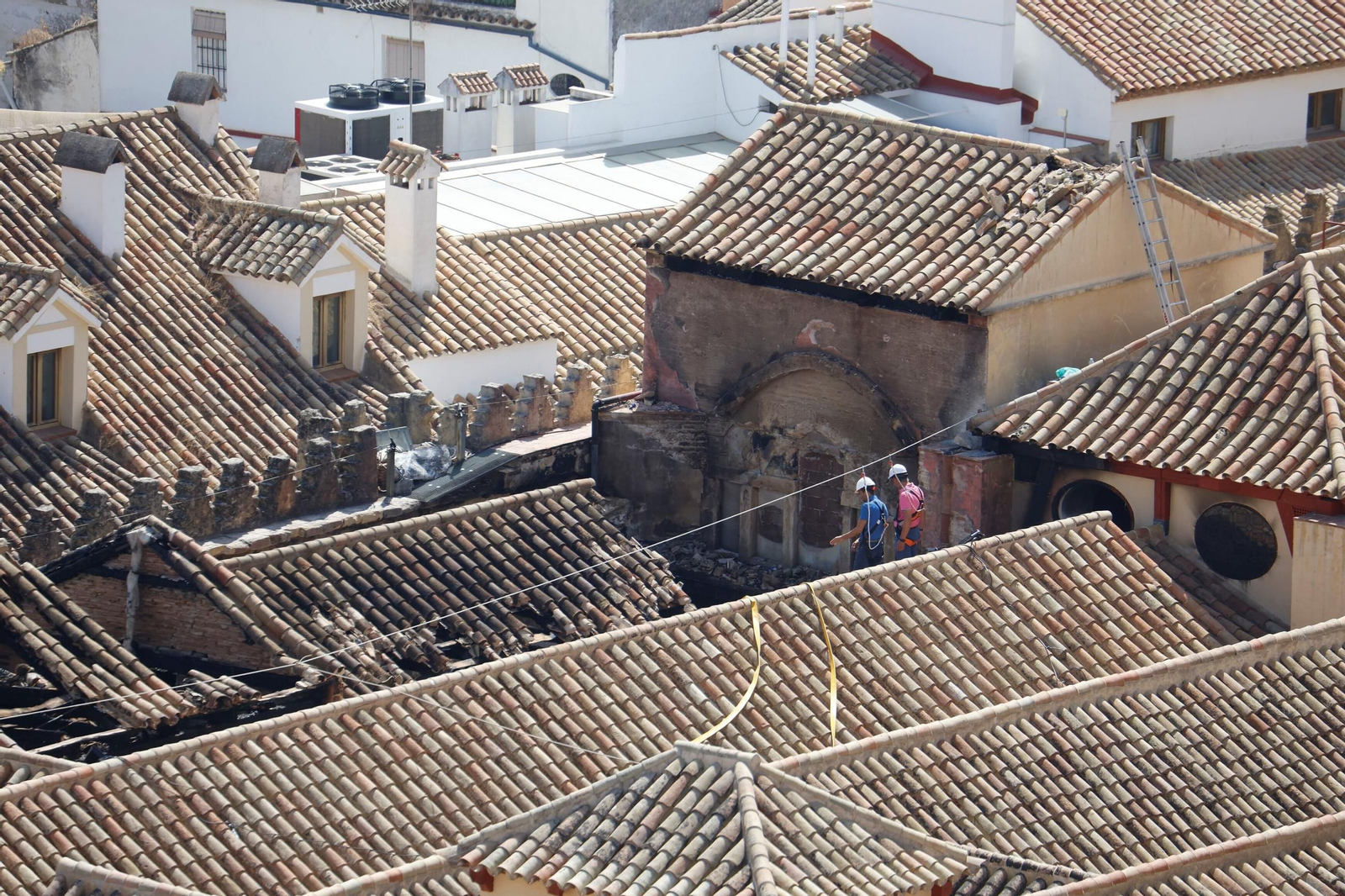 Los daños producidos por el incendio en la Mezquita-Catedral vistos desde las cubiertas