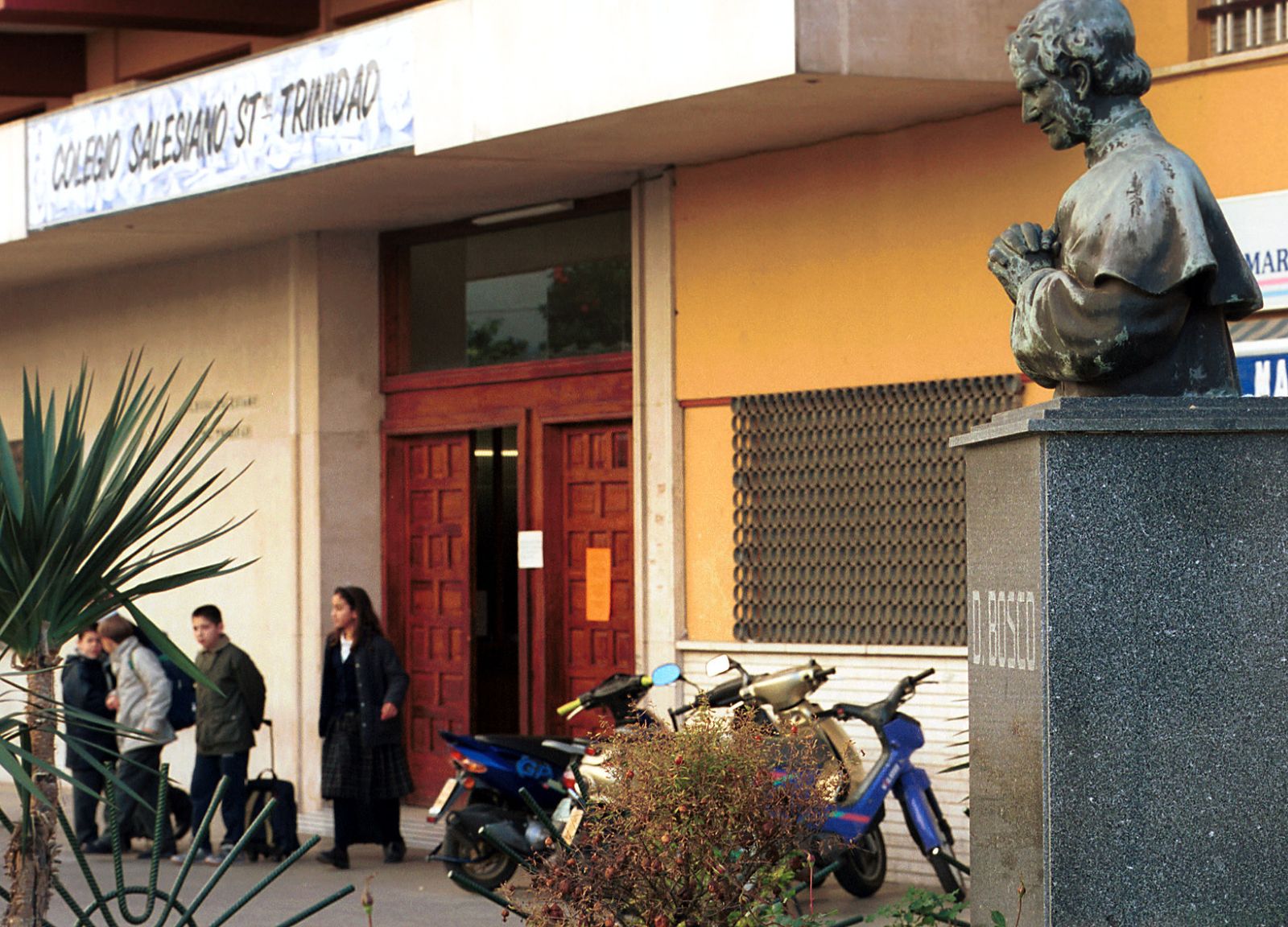Entrada al colegio Salesianos de la Trinidad.